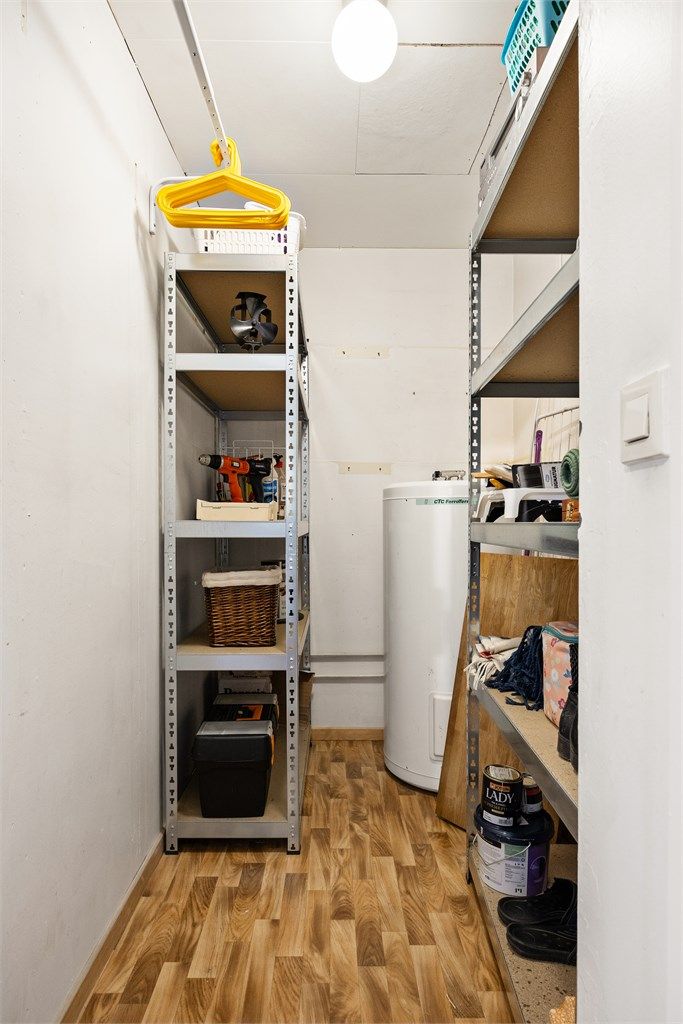 Innvendig bod gir gode lagringsmuligheter. Her er også varmtvannsberederen på 194 liter