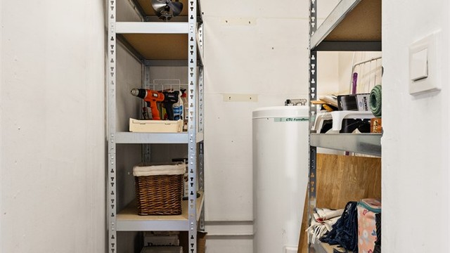 Innvendig bod gir gode lagringsmuligheter. Her er også varmtvannsberederen på 194 liter