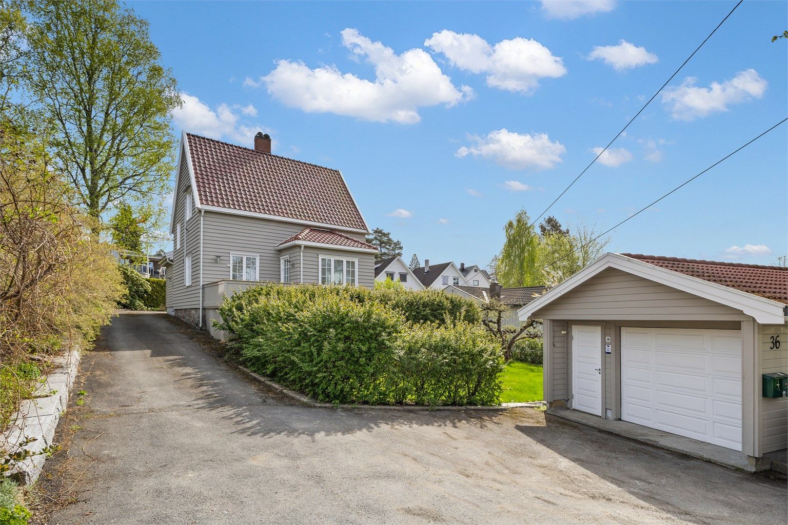 Velkommen til Skogholtveien 36 - Sjarmerende og solrik villa med romslig tomt, 2 garasjer og flott beliggenhet innerst i blindvei