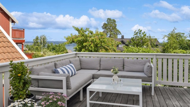 Stor og solrik terrasse på 77 m² med god plass til både spisegruppe, loungeområde og fjordutsikt