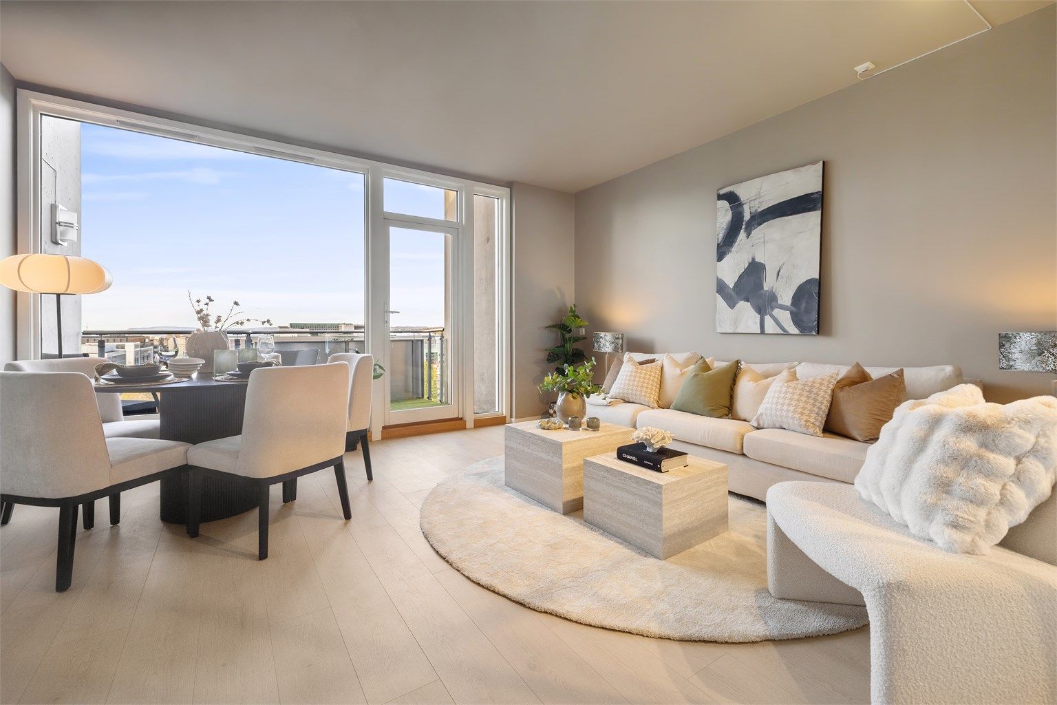 Stuen har store vindusflater som gir rommet en luftig og behagelig atmosfære. 