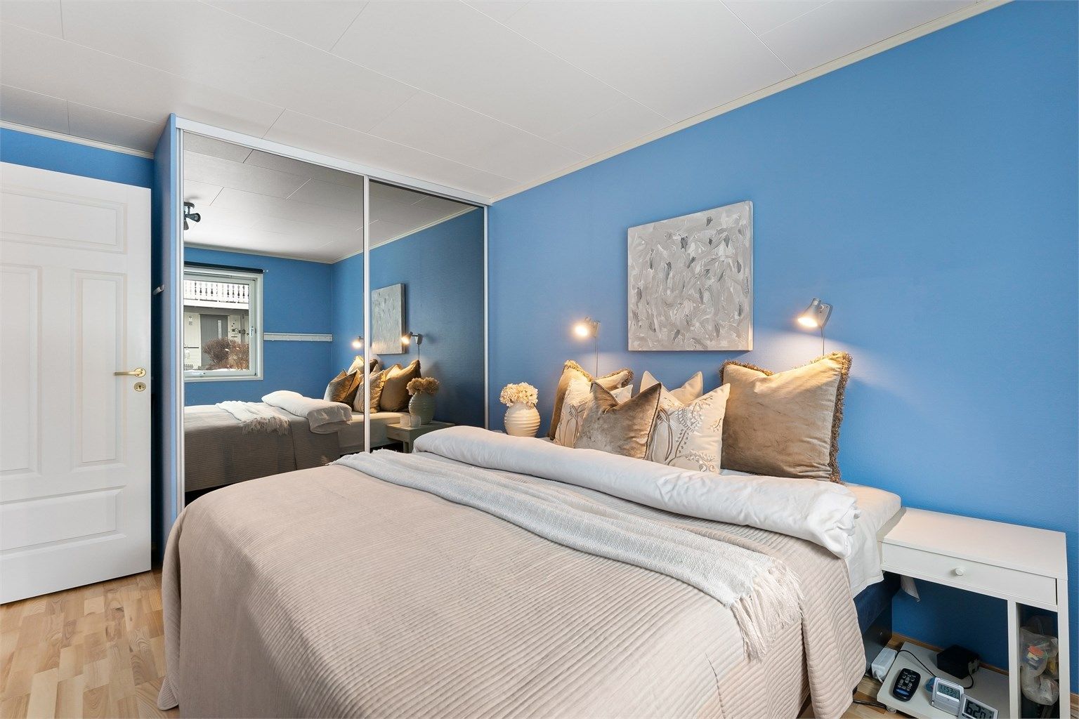 Hovedsoverommet har god plass og rikelig med garderobeplass bak speilfronter.