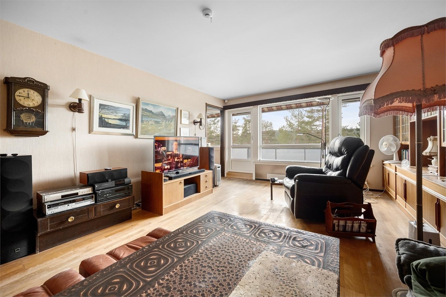 Her får du kombinasjonen mange ser etter, men sjeldent finner: trygge omgivelser, grønne utearealer og kort vei til alt som får hverdagen til å fungere. Foto: Martine Eren Studio 