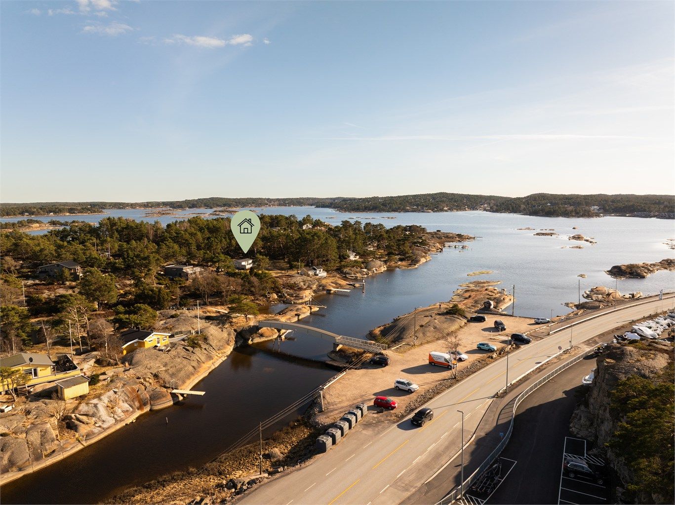 Buss mellom Oslo og Skjærhalden stopper ved Siljeholmen. Gjesteparkering skjer ved gangbroen. Videre frem til hytta er det kun en kort rusletur.