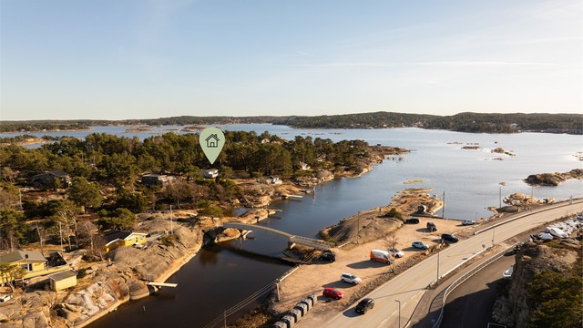 Buss mellom Oslo og Skjærhalden stopper ved Siljeholmen. Gjesteparkering skjer ved gangbroen. Videre frem til hytta er det kun en kort rusletur.