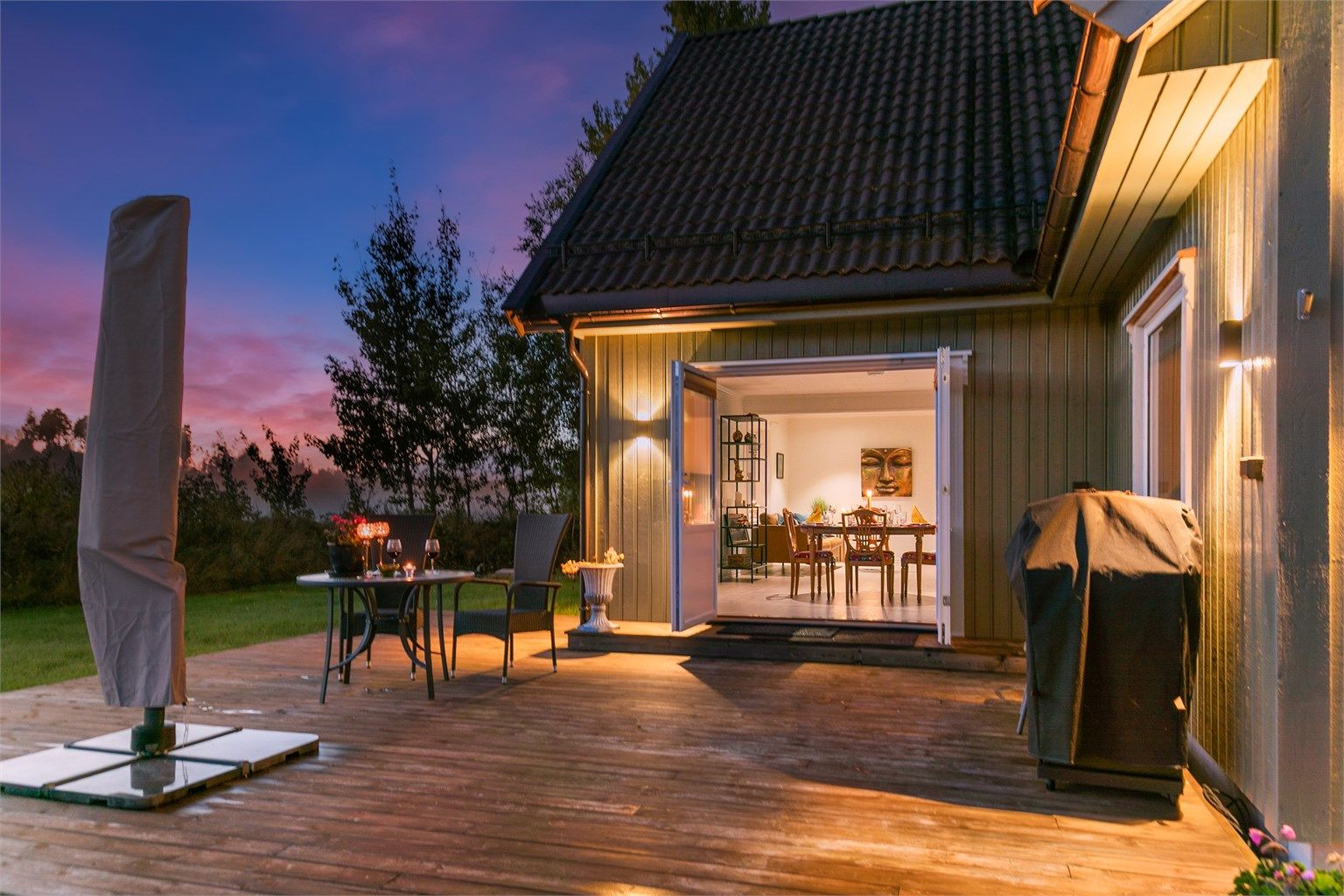 Sydvestvendt terrasse på ca. 41 kvm med svært gode solforhold og god plass til utemøblement 