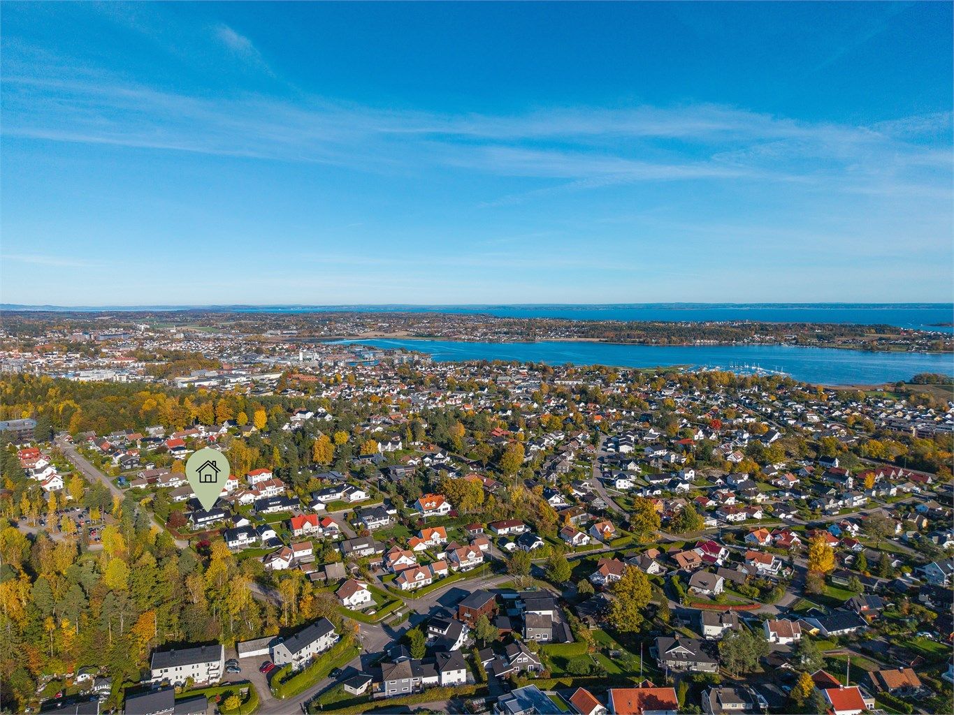  Nabolaget er preget av frittliggende eneboliger og rolige gater, og byr på en trygg ramme for både store og små. 