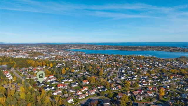Nabolaget er preget av frittliggende eneboliger og rolige gater, og byr på en trygg ramme for både store og små.