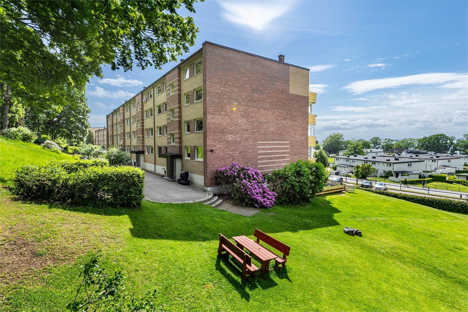 Parkmessige og velstelte grøntarealer omgir alle blokkene langs Refsnesalleen.