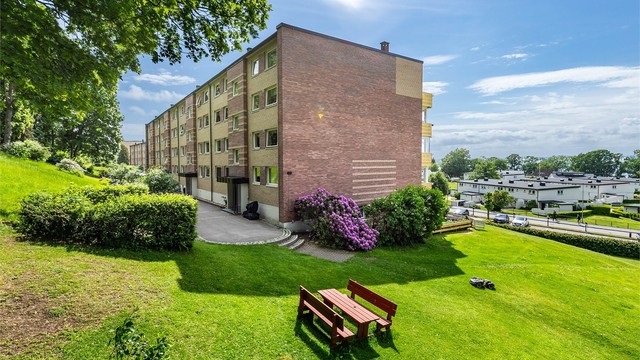 Parkmessige og velstelte grøntarealer omgir alle blokkene langs Refsnesalleen.