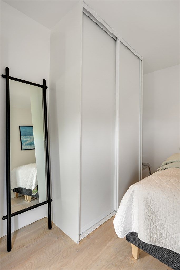 Her er det også en fin garderobe med skyvedører