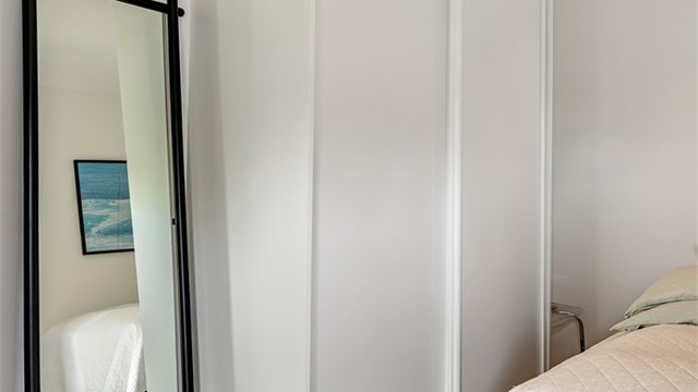 Her er det også en fin garderobe med skyvedører