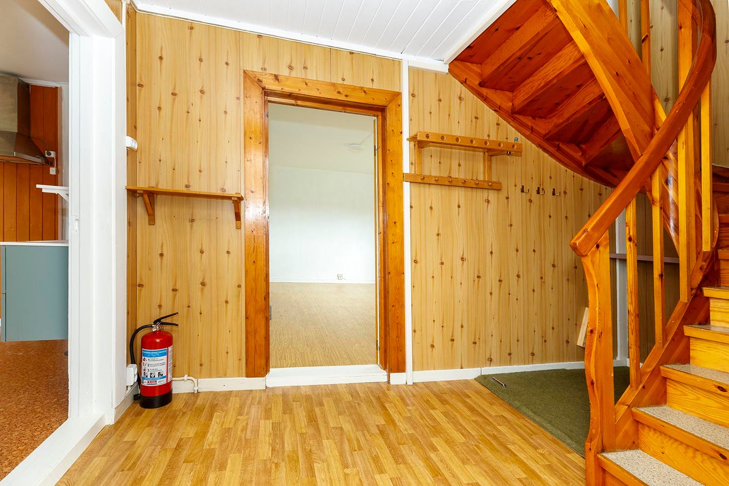 Velkommen inn til en romslig gang med god plass til å henge fra seg yttertøy.