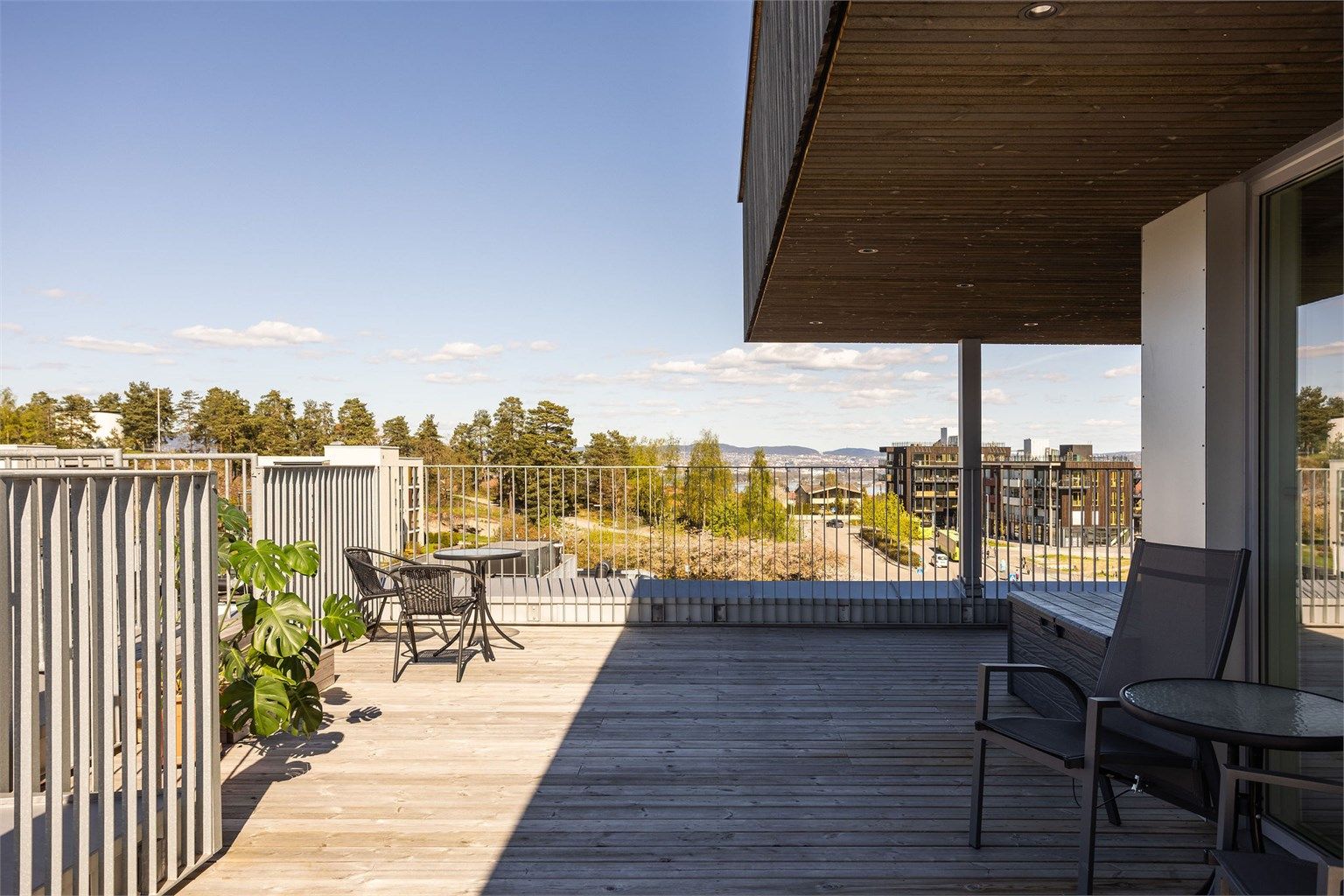 Felles takterrasse med flott utsikt og meget gode solforhold. 