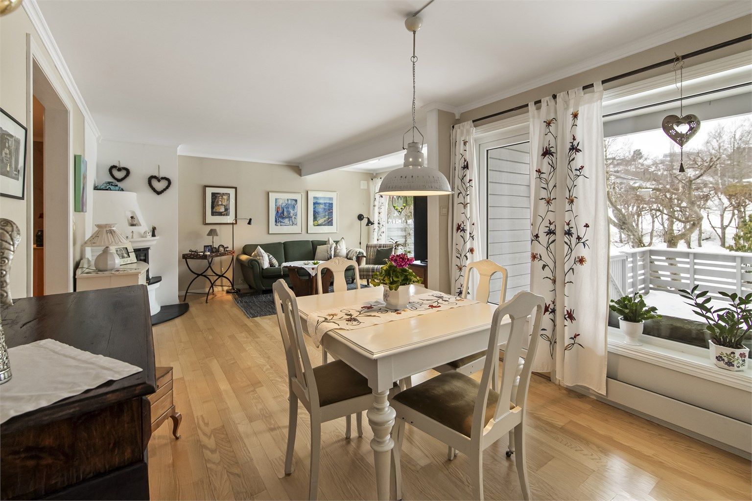 Utgang til vestvendt veranda og hage fra stuen