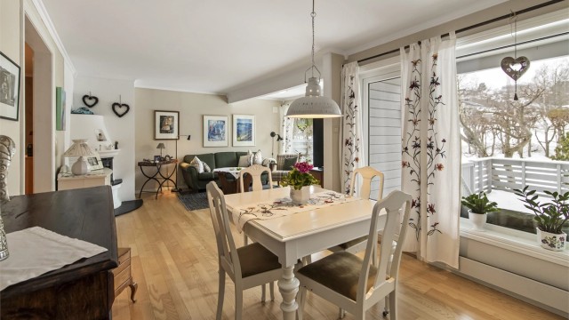 Utgang til vestvendt veranda og hage fra stuen