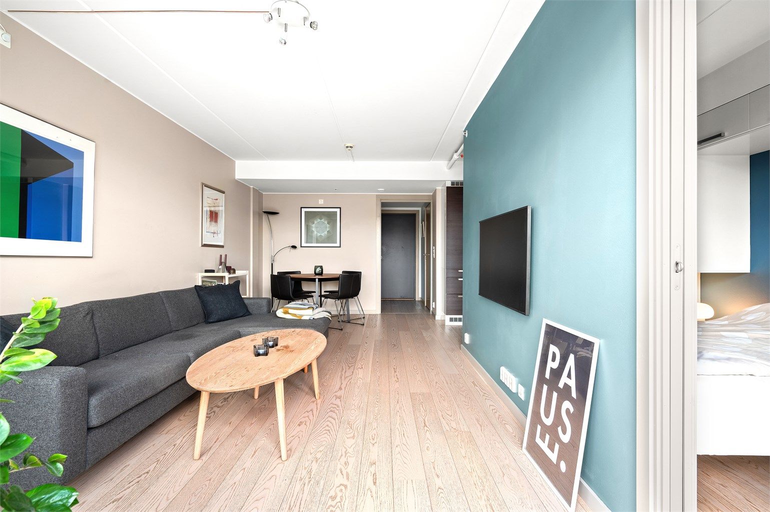 Stuen er romslig med god plass til sofagruppe med tilhørende salongbord og annet ønskelig møblement. 