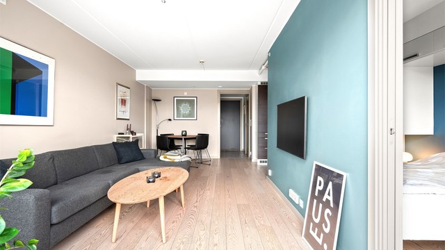 Stuen er romslig med god plass til sofagruppe med tilhørende salongbord og annet ønskelig møblement.