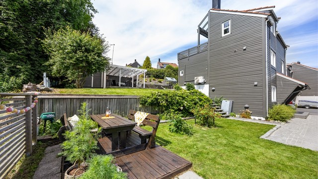 En egen platting i hagen gir enda en hyggelig uteplass.