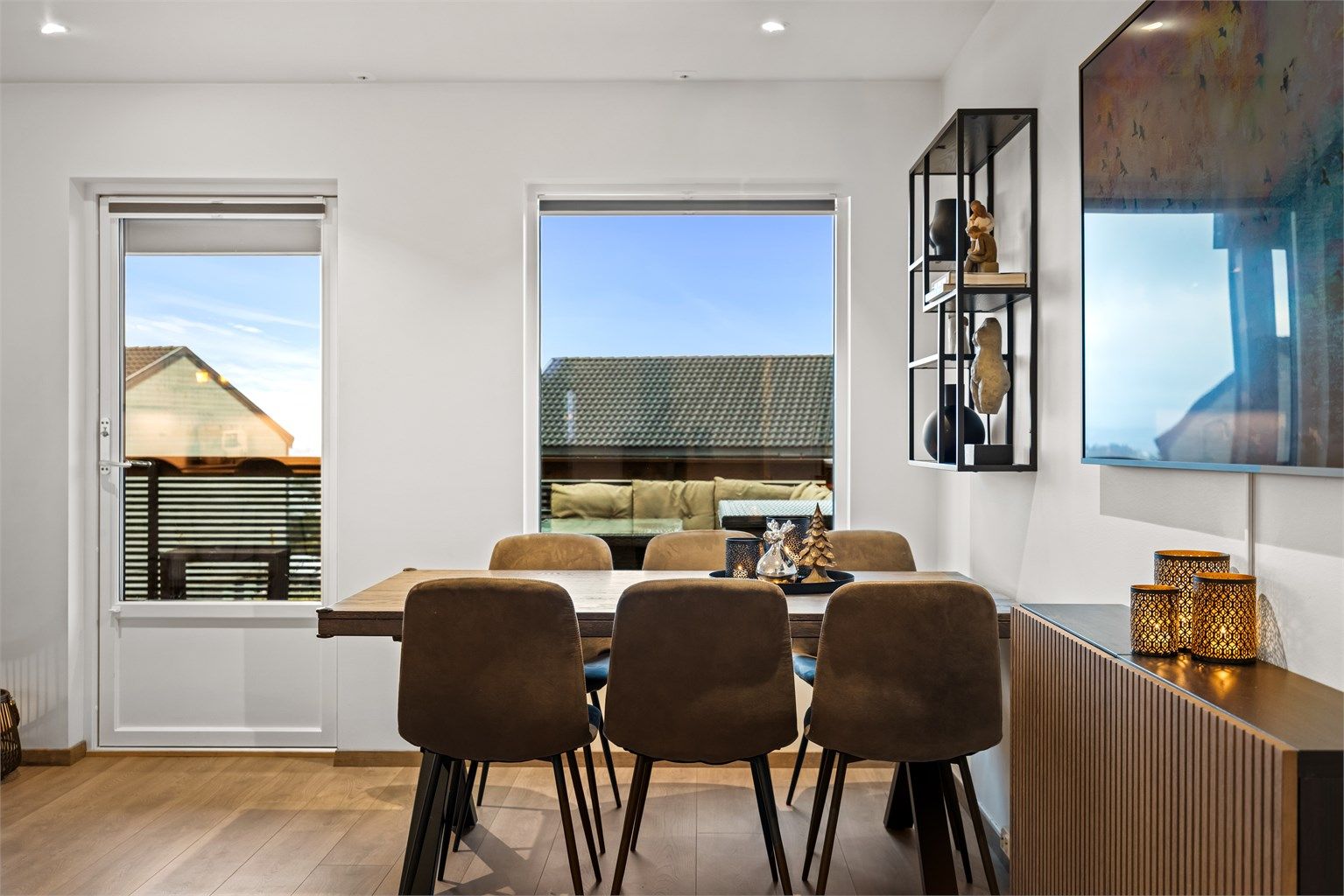 Fra spisestuen er det direkte utgang til den store terrassen på ca. 40 m².