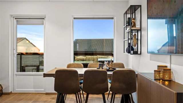 Fra spisestuen er det direkte utgang til den store terrassen på ca. 40 m².