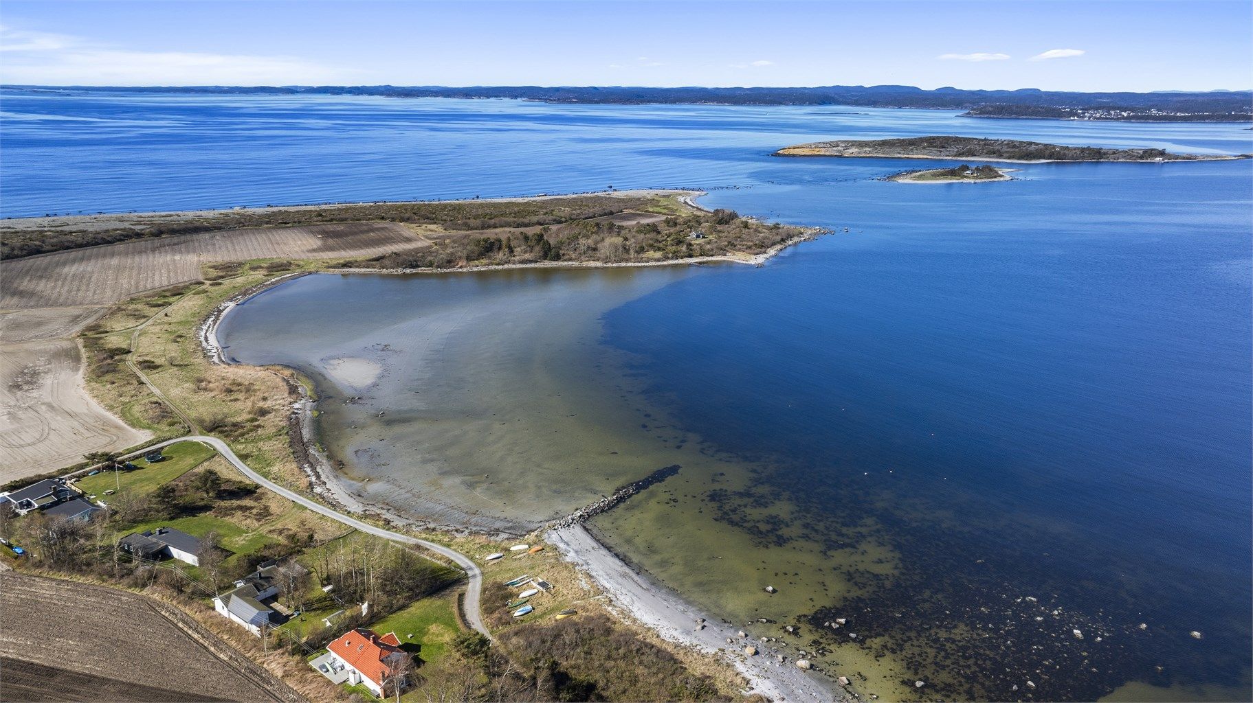 Turopplevelsene starter rett utenfor hytteveggen. Området er et eldorado for turgåere, med Kyststien som strekker seg 35 km fra Helgeroa til Stavern.