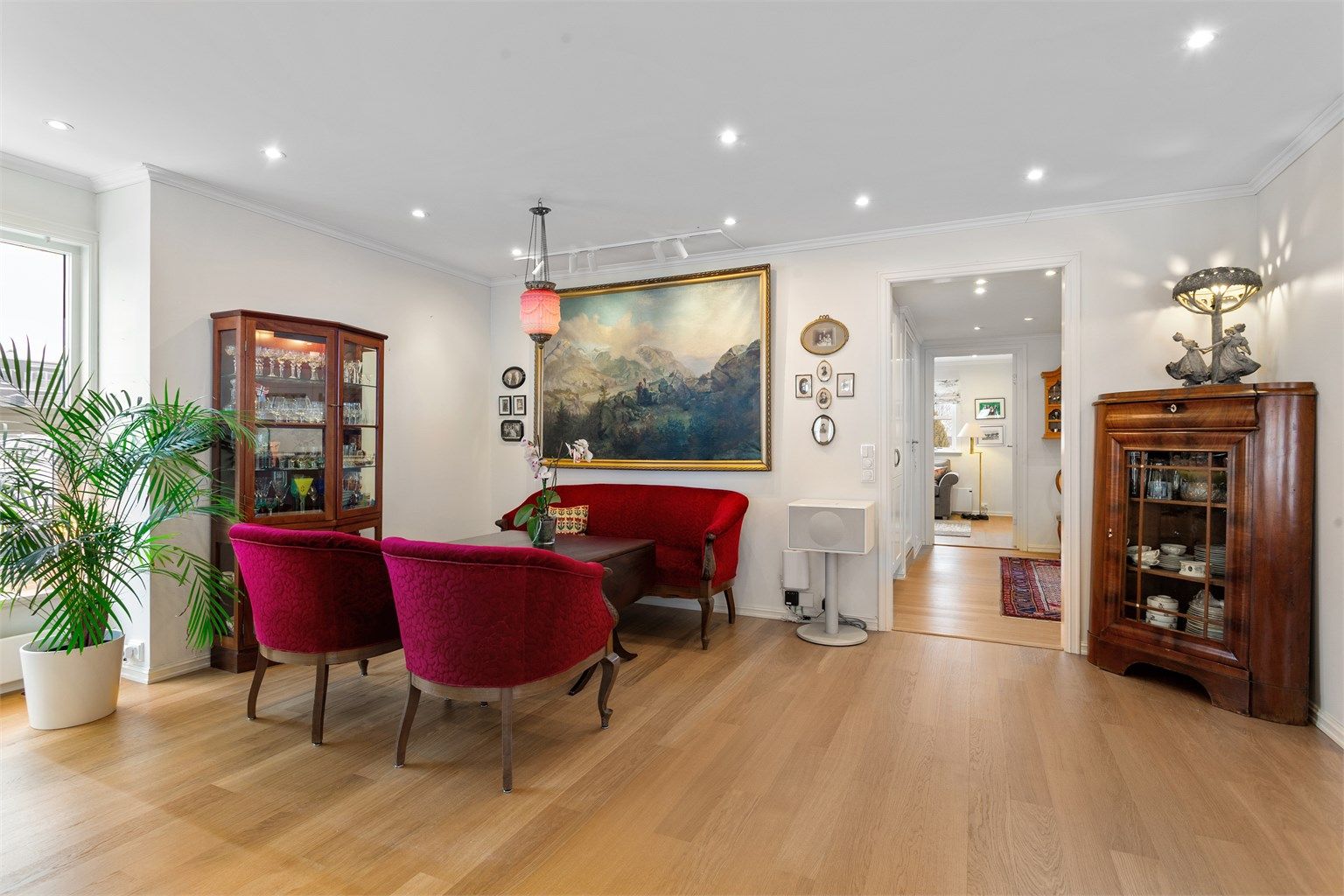 Innfelte downlights i himlingen gir en jevn og behagelig belysning i oppholdsrommene.