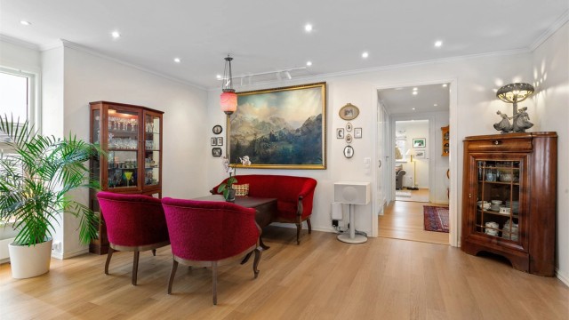 Innfelte downlights i himlingen gir en jevn og behagelig belysning i oppholdsrommene.