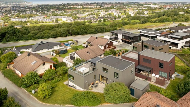 Boligen ligger ca. 5 kilometer sørøst for Trondheim sentrum.