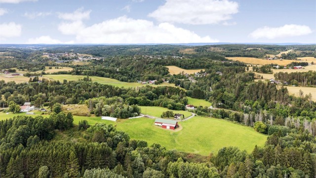 Eiendommen ligger i et åpent og vakkert kulturlandskap, i Indre Østfold.