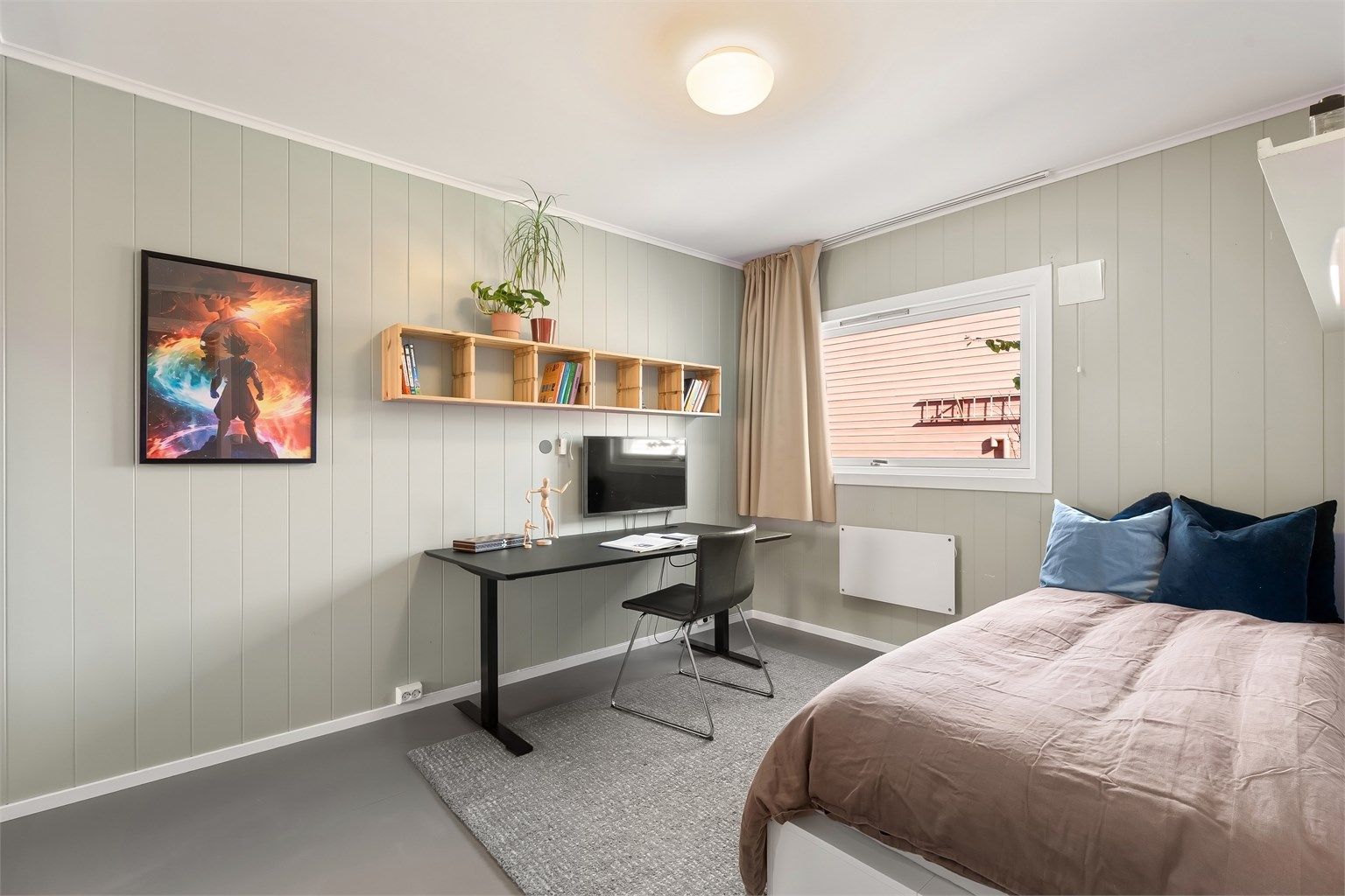 Soverom i underetasjen med plass til seng, skrivebord og kommode.