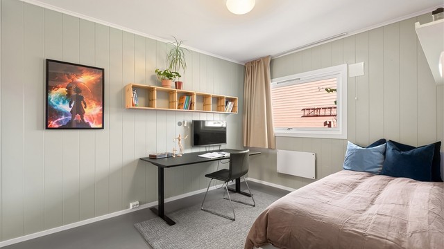 Soverom i underetasjen med plass til seng, skrivebord og kommode.
