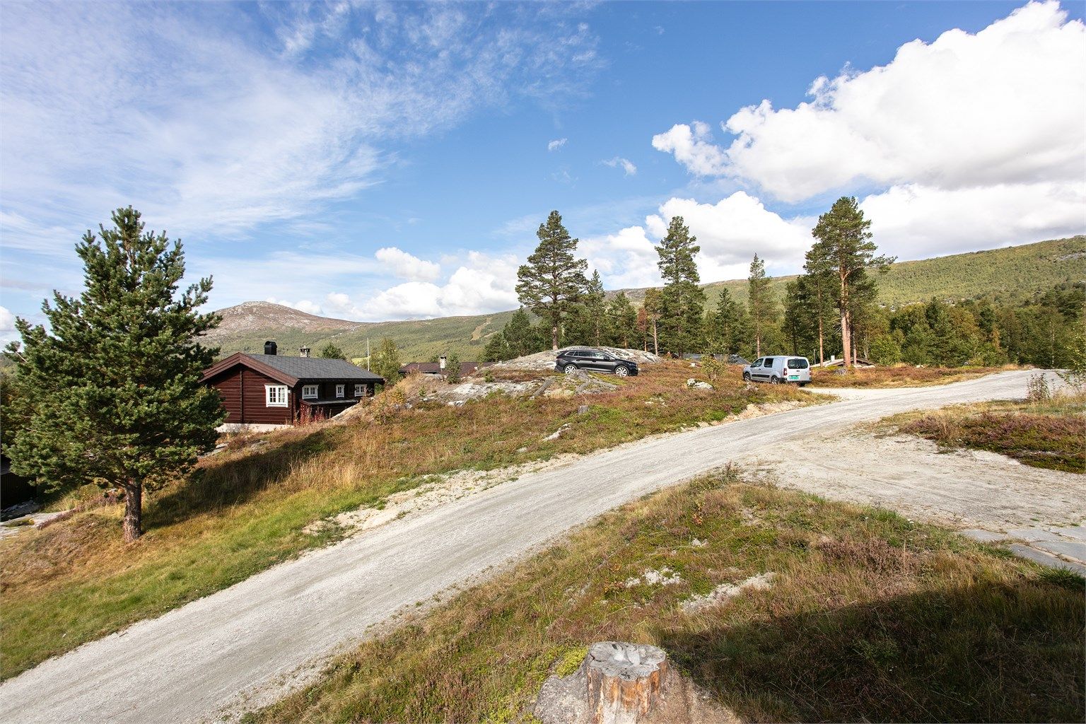Fra hyttefeltet er det direkte adkomst til preparerte skiløyper om vinteren og flotte turstier om sommeren.