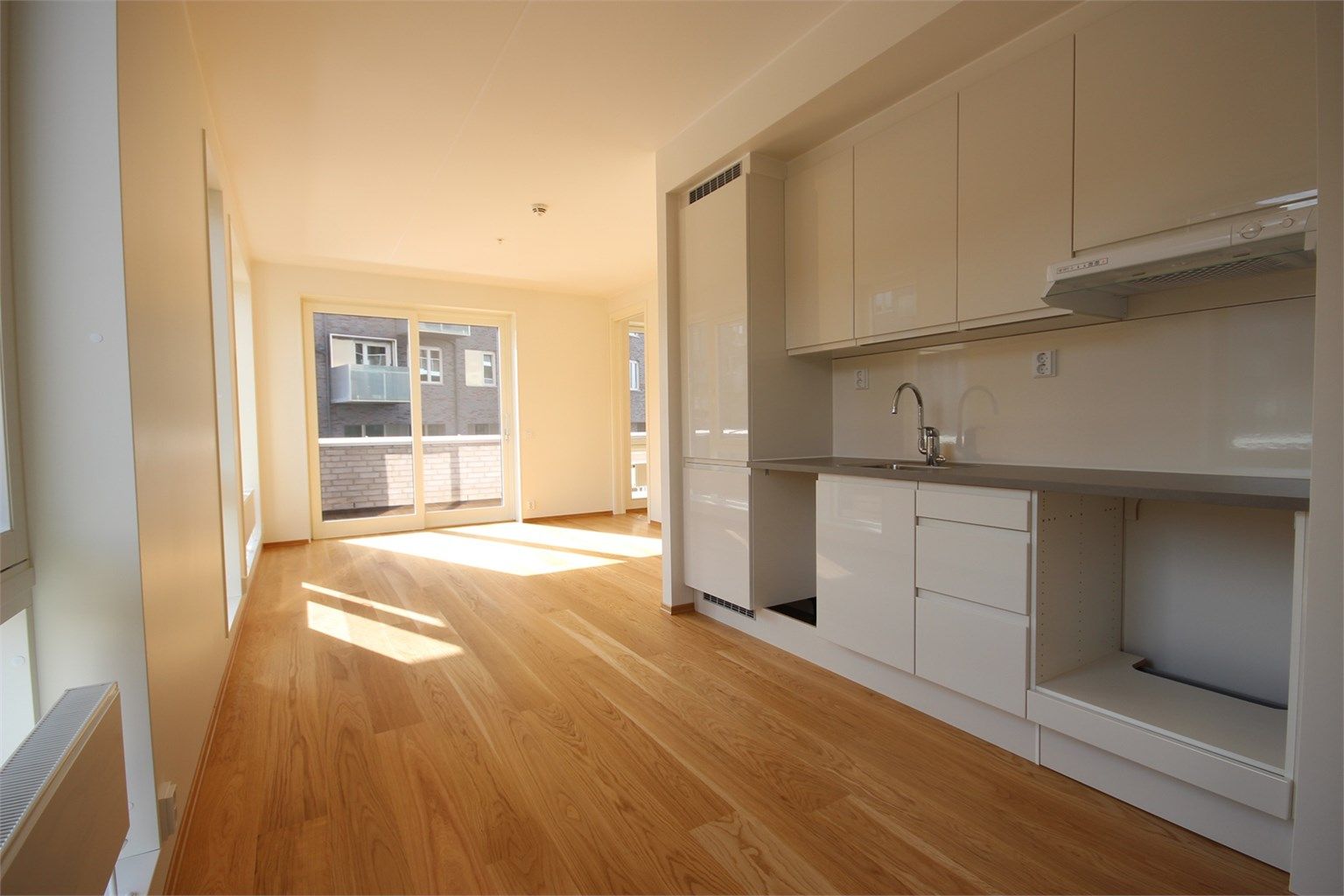 Boligen fremstår som ny. Merk hvitevarer har blitt satt inn. Send e-post med informasjon om deg/dere til Oystein.Sannes@krogsveen.no.