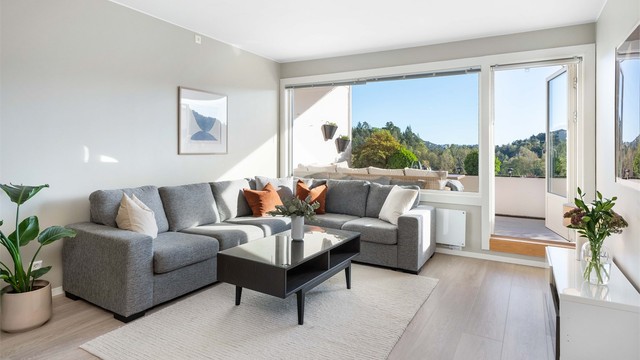 - God plass til hjørnesofa med utsyn mot de grønne omgivelsene utenfor -