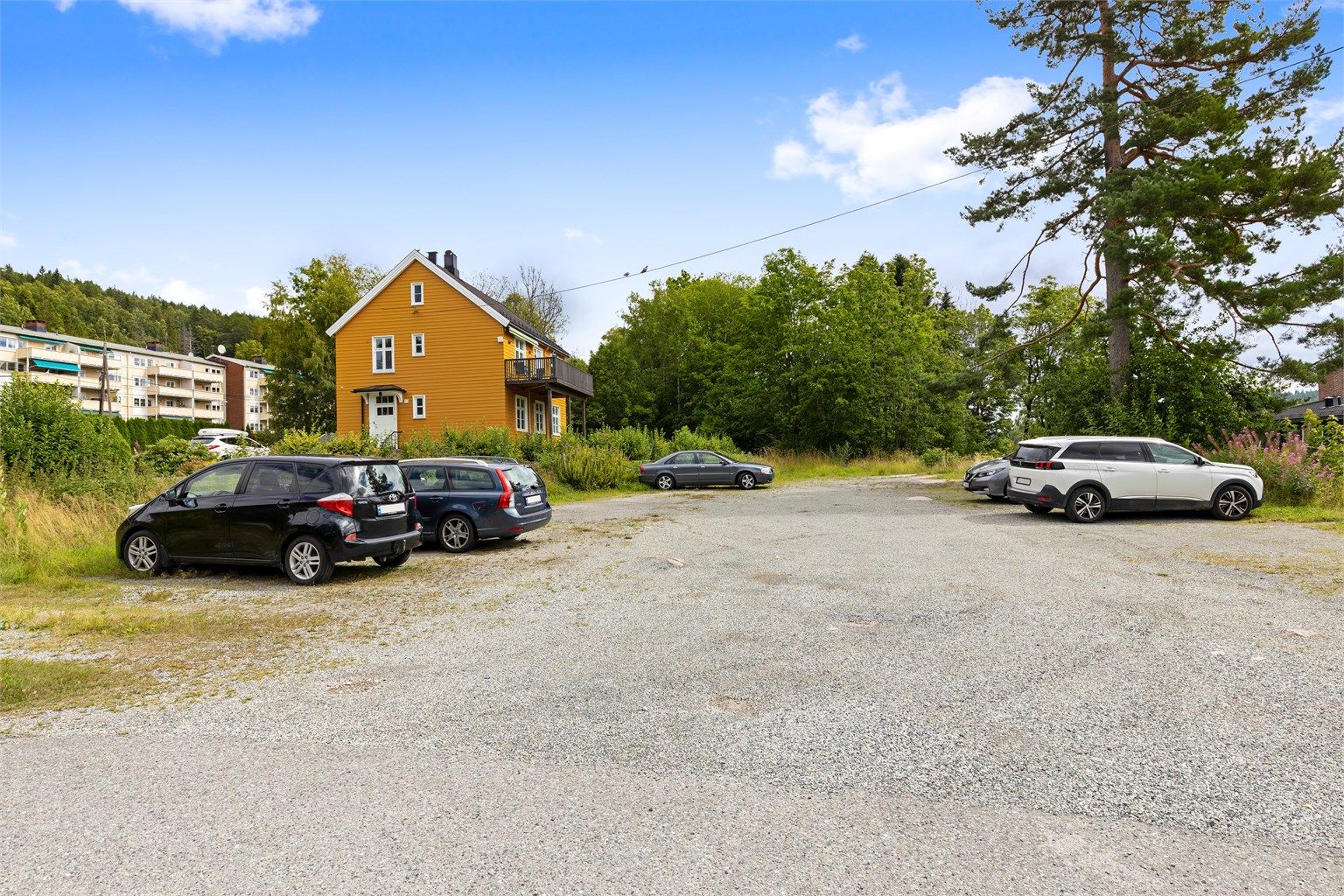 Parkering på felles tomt for beboerne.