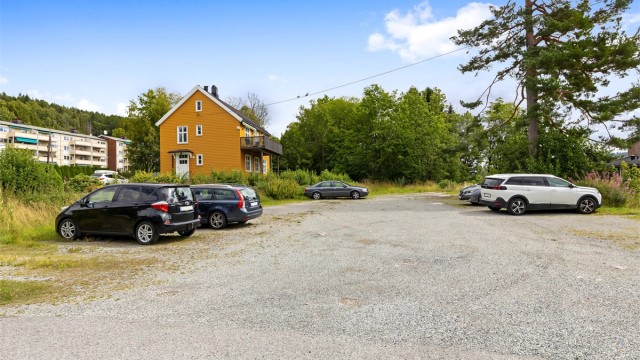 Parkering på felles tomt for beboerne.