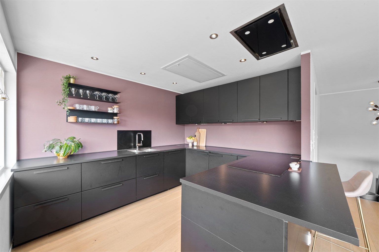 Stilrent og moderne Ikeakjøkken fra 2018 med medfølgende integrerte hvitevarer