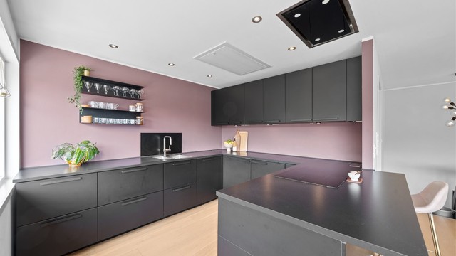 Stilrent og moderne Ikeakjøkken fra 2018 med medfølgende integrerte hvitevarer