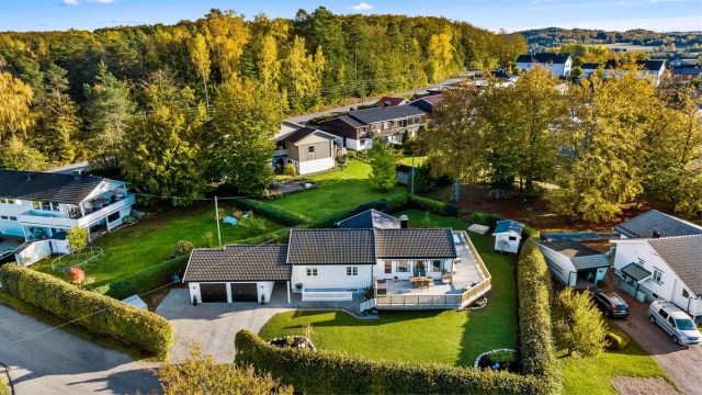 Velkommen til Hjorteveien 3! Eiendommen har en stor, opparbeidet tomt og ligger i rolige omgivelser like ved Bokemoa.
Foto: Maciej Krzysztof Krawczy