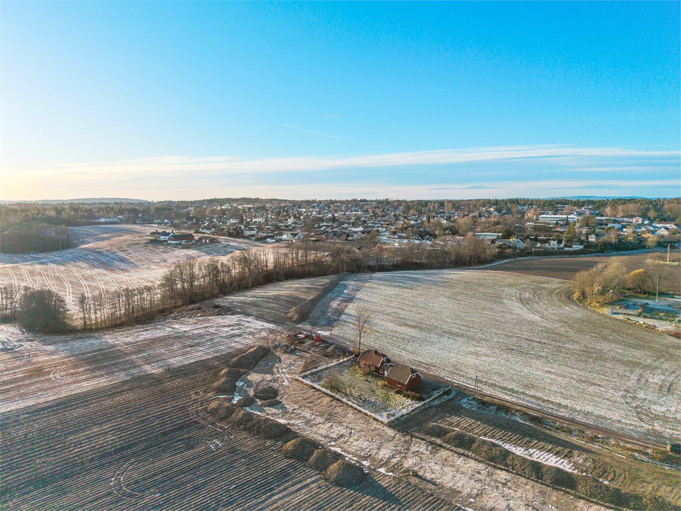 Eiendommen består av en eldre enebolig som over tid er bygget på og utvidet til dagens løsning.