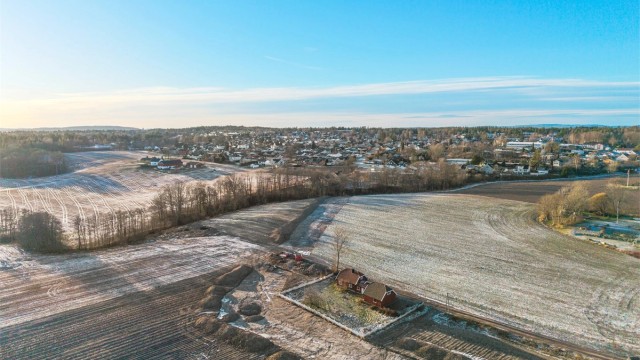 Eiendommen består av en eldre enebolig som over tid er bygget på og utvidet til dagens løsning.