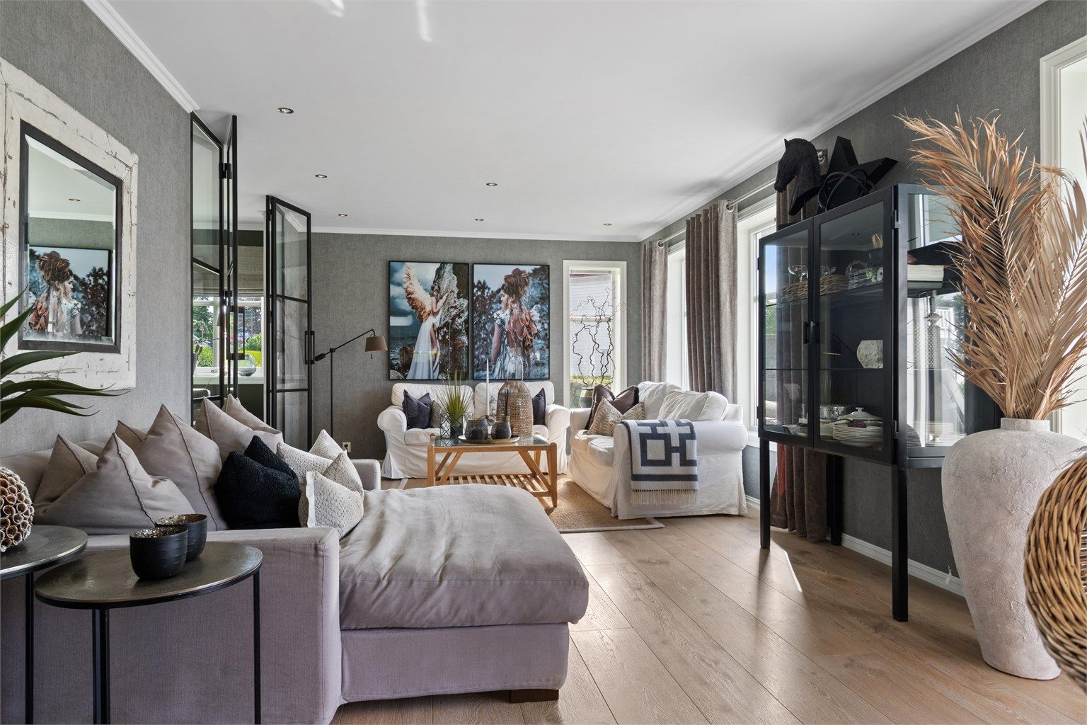 I første etasje har boligen to pene, tilstøtende stuer, noe som gir ekstra fleksibilitet og god møbleringsfrihet.