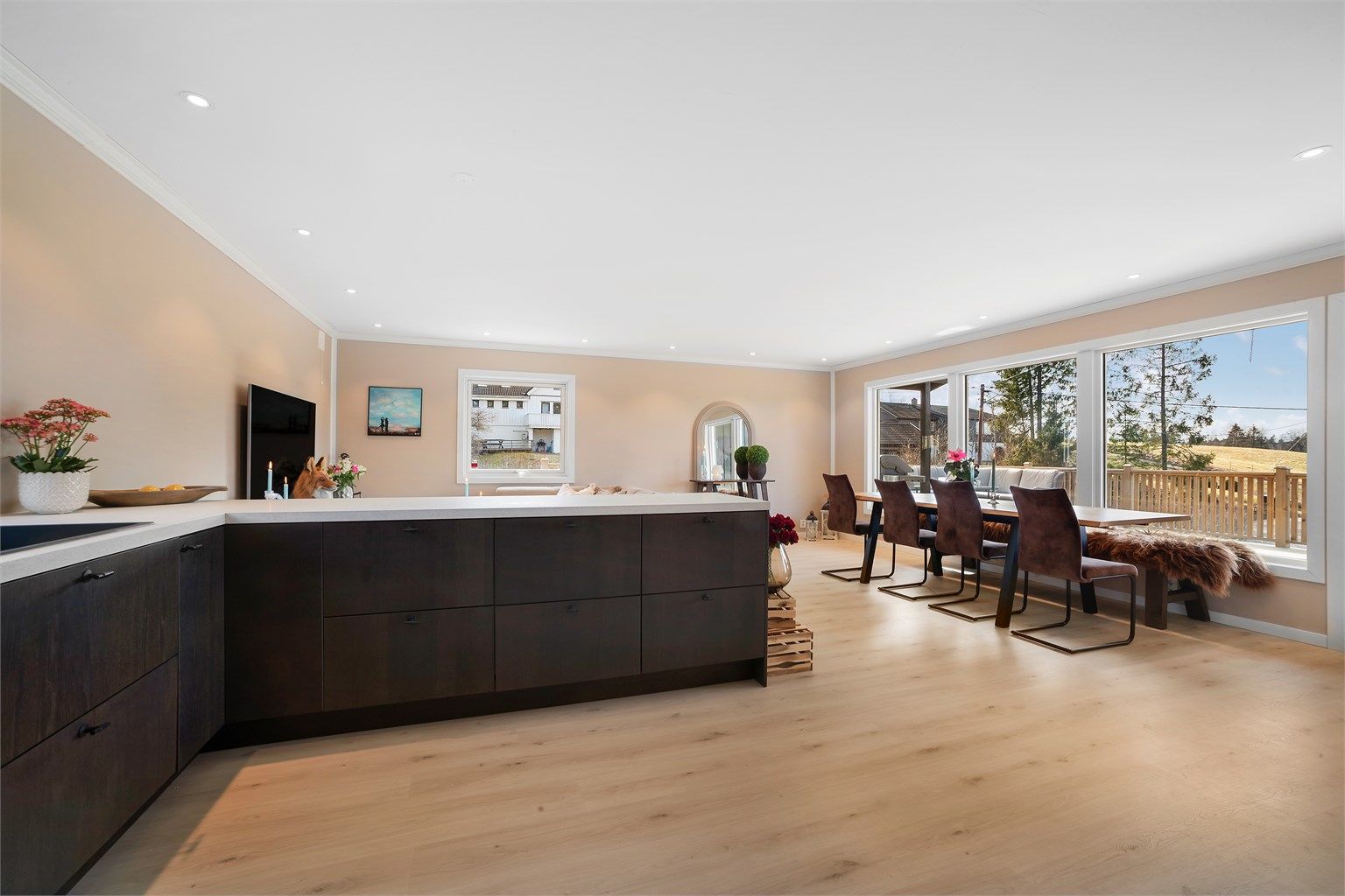 Kjøkkenhalvøya gir rikelig med arbeidsflate og fungerer som et sosialt samlingspunkt i den åpne løsningen.