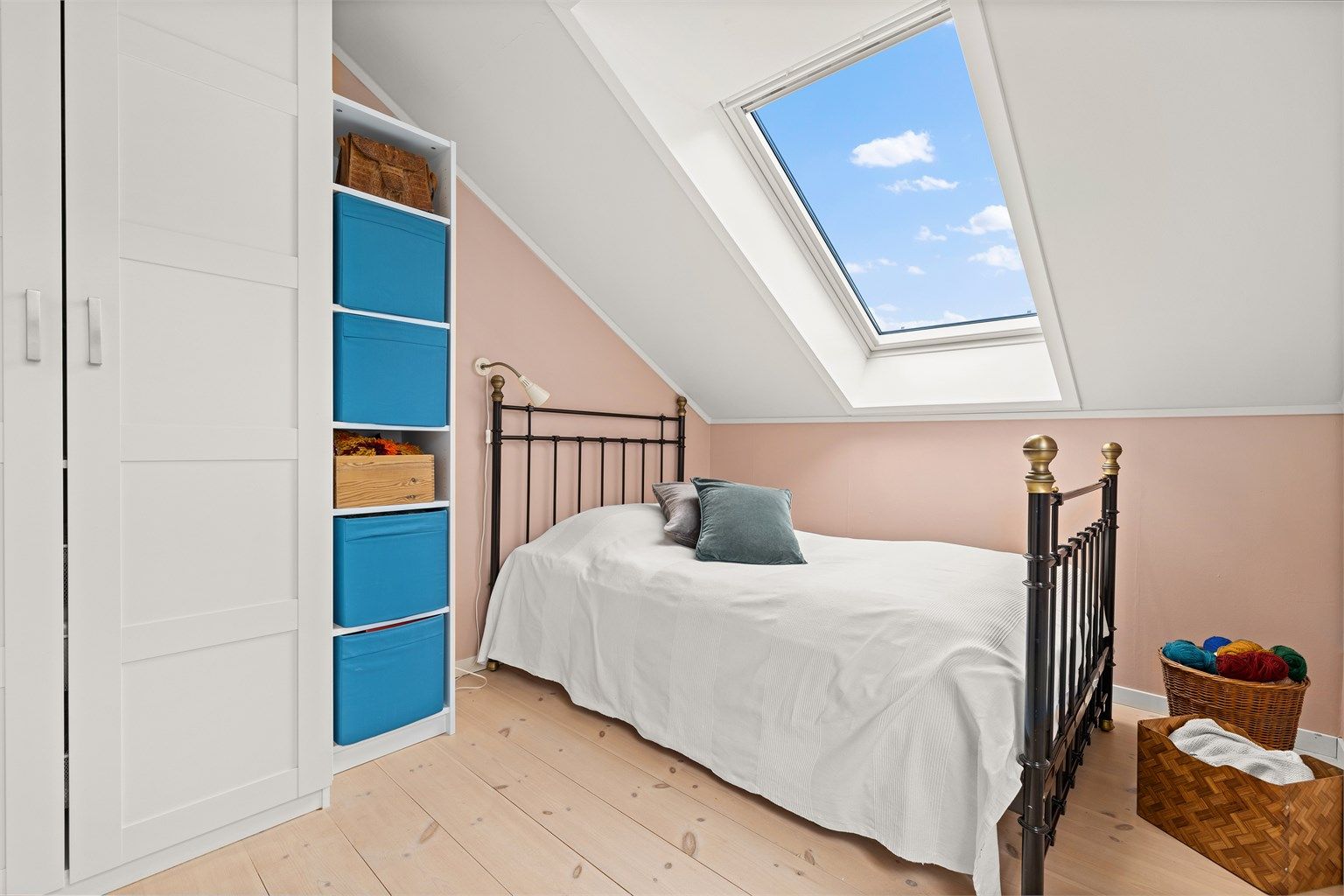 Også dette soverommet har takvindu som gir godt med naturlig lys.