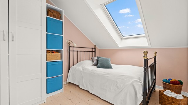 Også dette soverommet har takvindu som gir godt med naturlig lys.