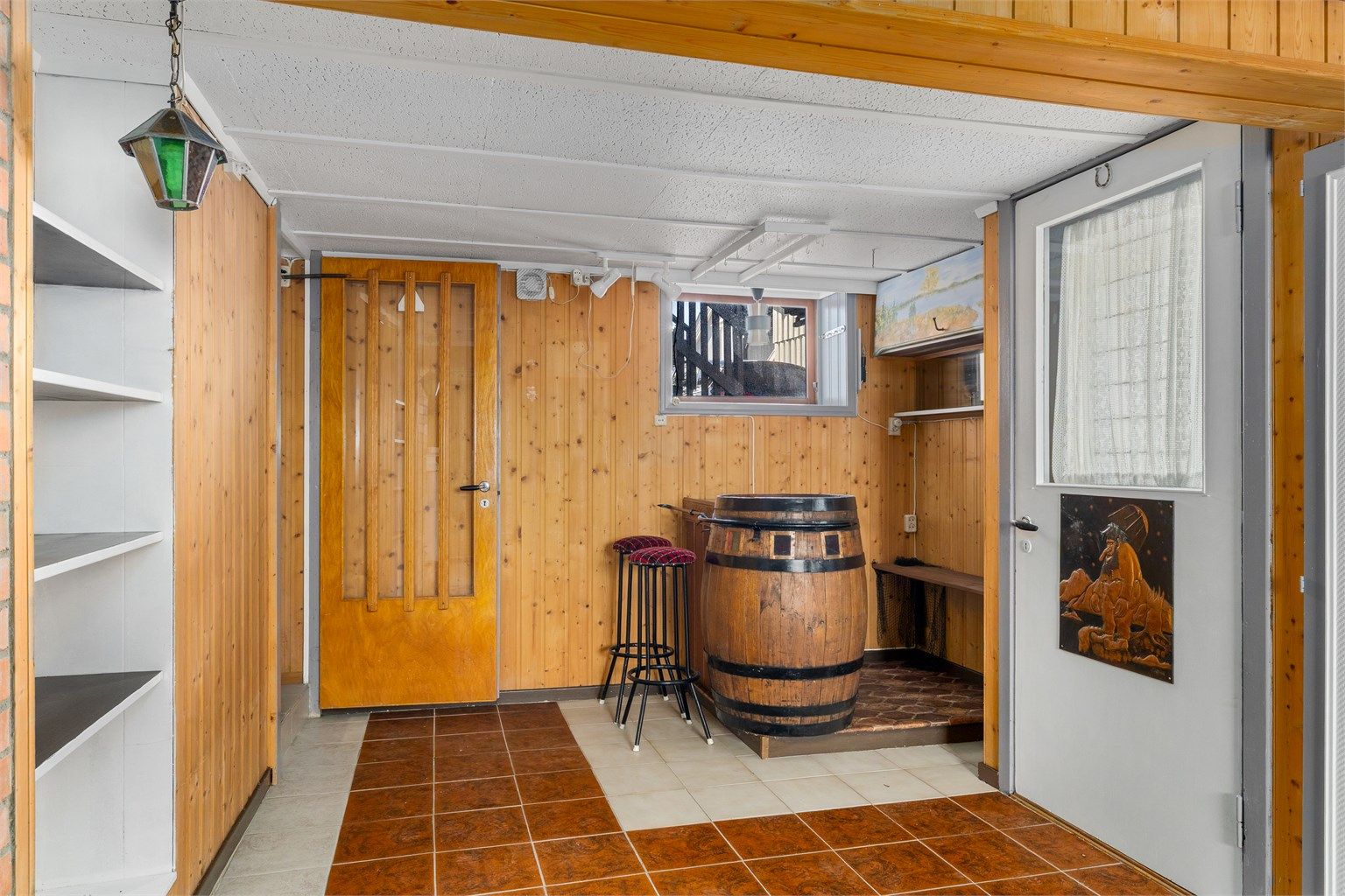 Kjelleren har egen inngangsdør.