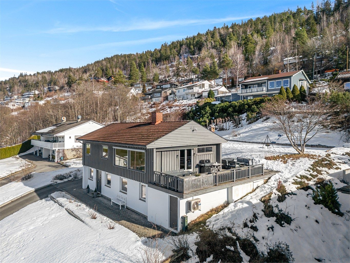 Eiendommen har en fin beliggenhet i et rolige boligfelt.