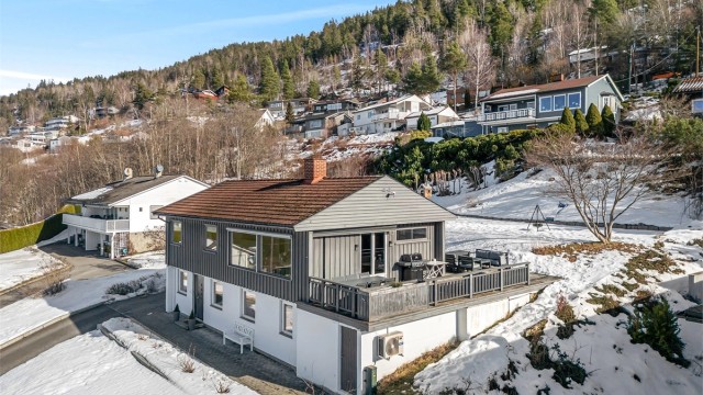 Eiendommen har en fin beliggenhet i et rolige boligfelt.