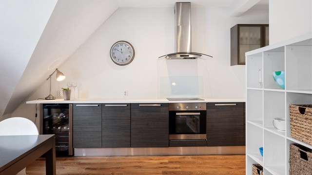 I kjøkkeninnredningen er det integrert stekeovn og platetopp nedfelt i benkeplaten med laminert overflate. Videre er det frittstående oppvaskmaskin, kjøleskap med fryser og vinskap